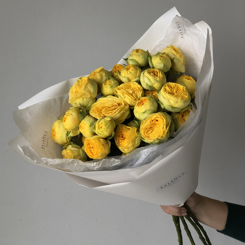 Букет 5 пионовидных желтых кустовых роз
