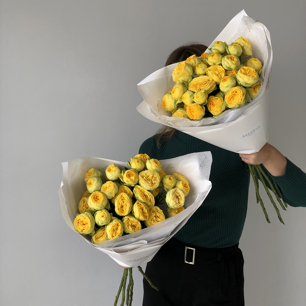 Букет 5 пионовидных желтых кустовых роз