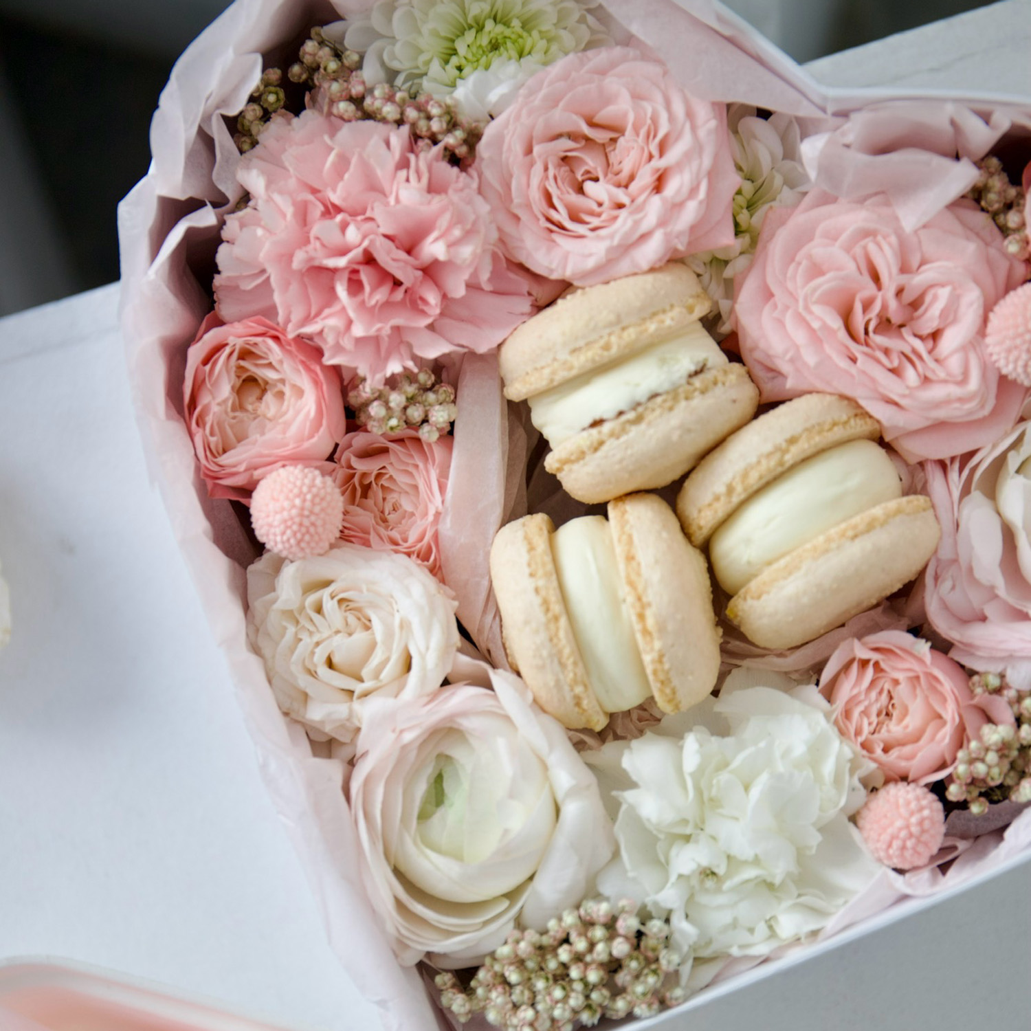 Сердце из цветов + макаронс