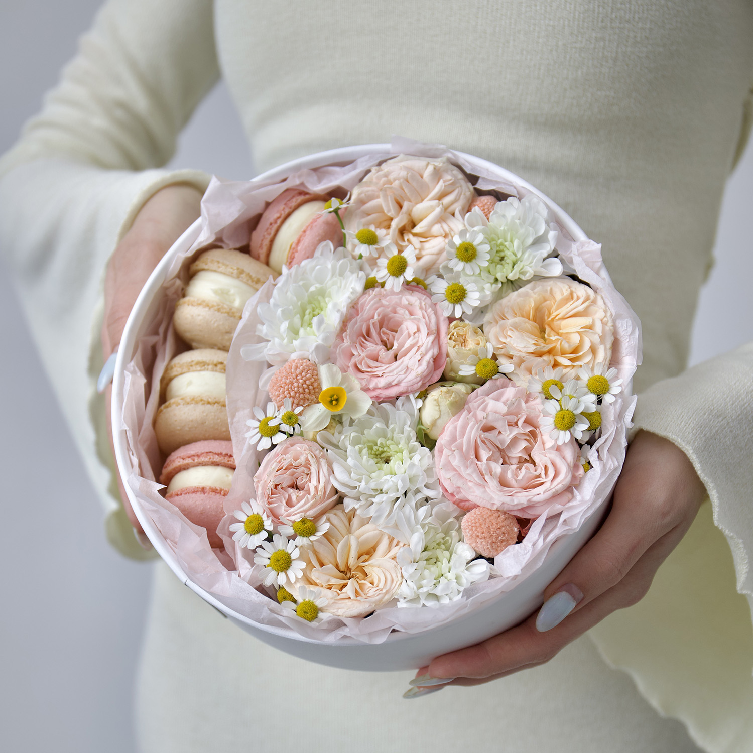 Круглая коробочка с цветами и макаронс