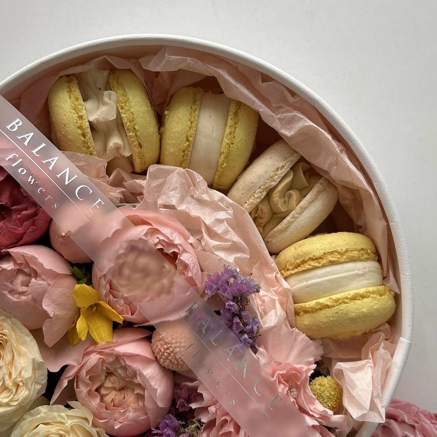 Круглая коробочка с цветами и макаронс