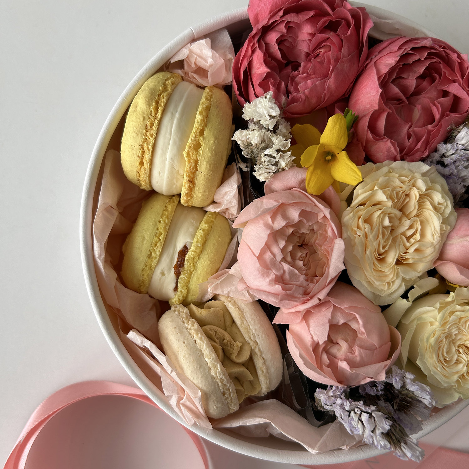 Круглая коробочка с цветами и макаронс