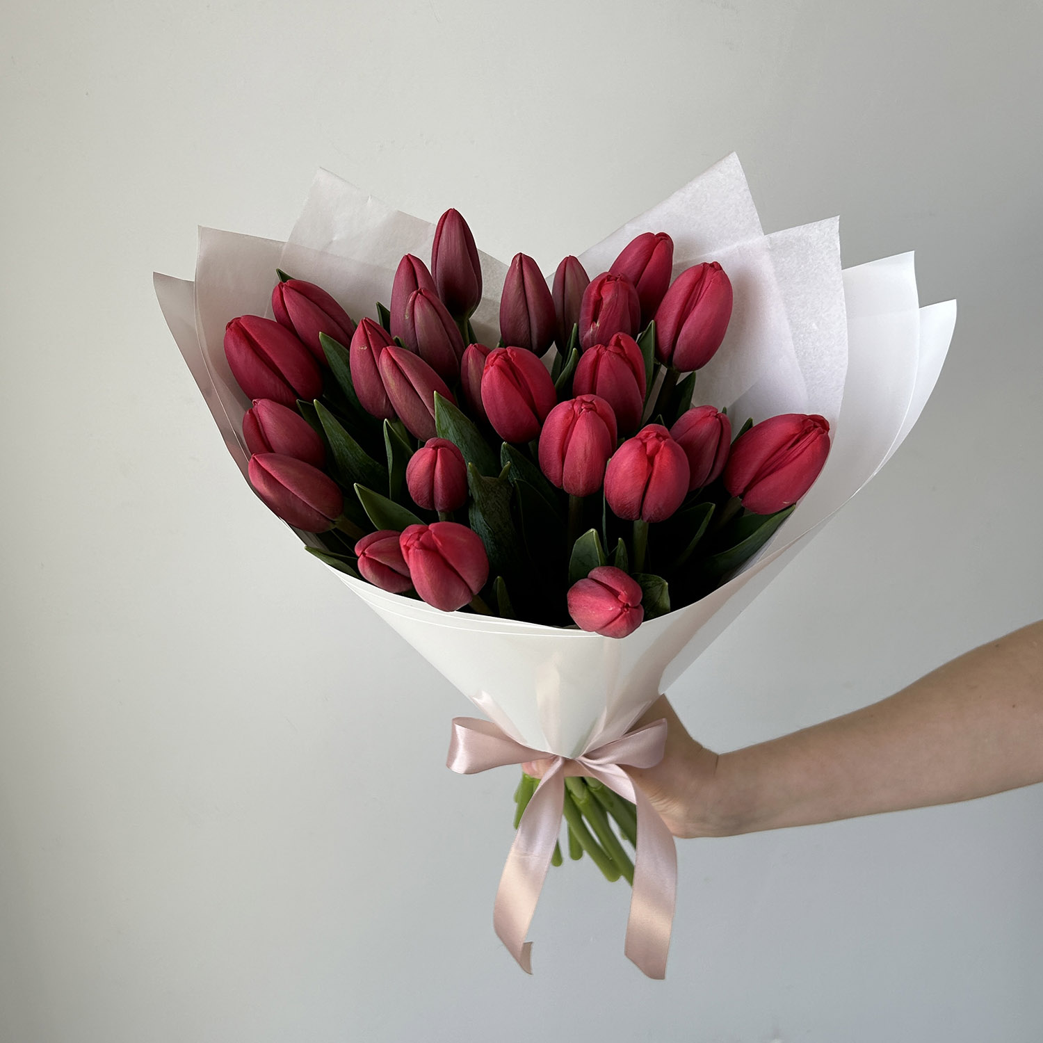 Букет ярких тюльпанов