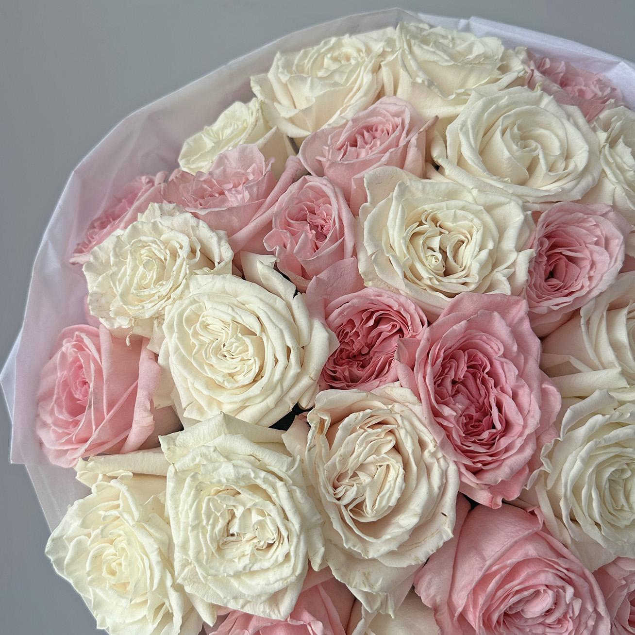 Пионовидные розы - микс розовых и белых