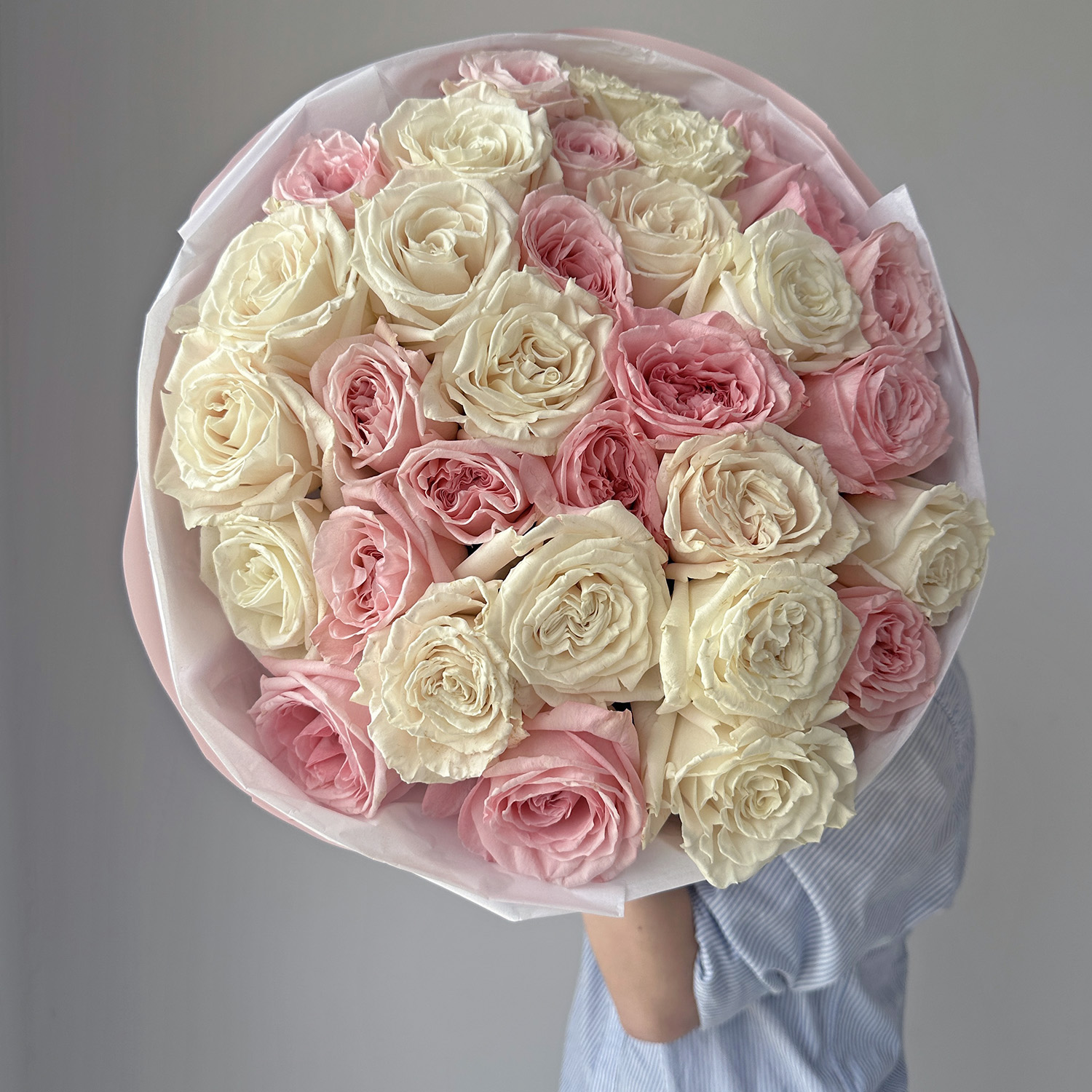 Пионовидные розы - микс розовых и белых