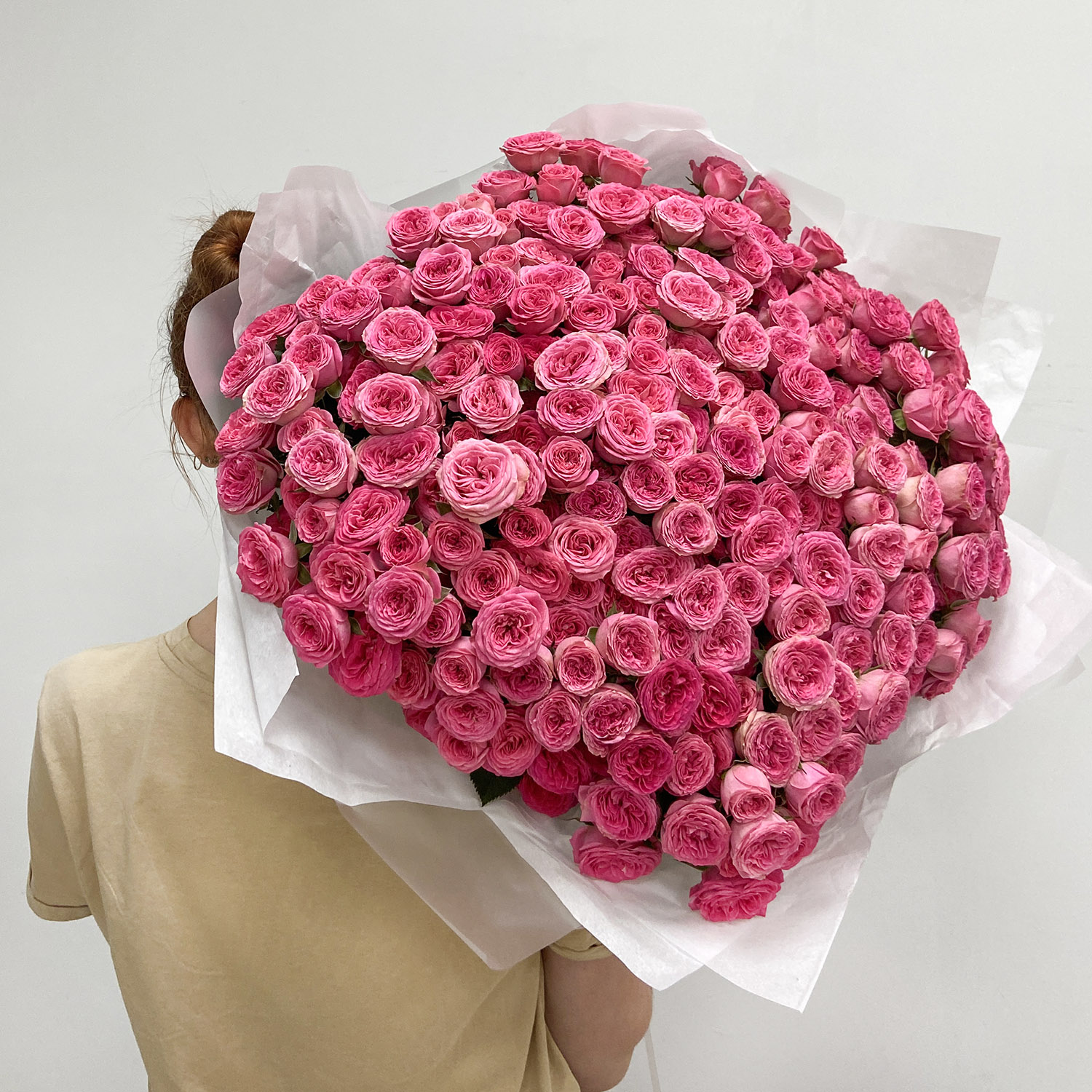 Большой букет ягодных пионовидных кустовых роз