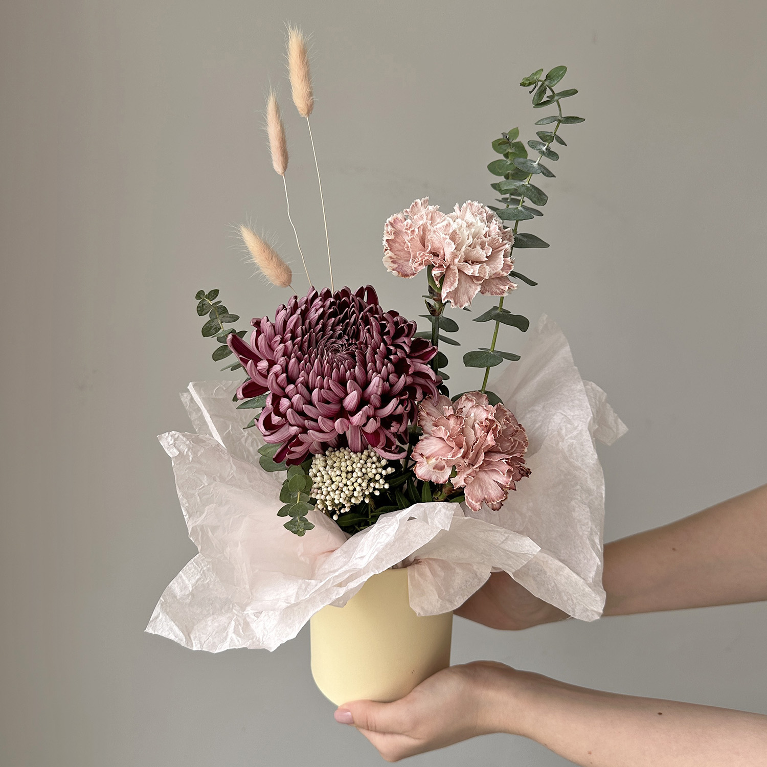 Композиция с хризантемой "Бигуди"