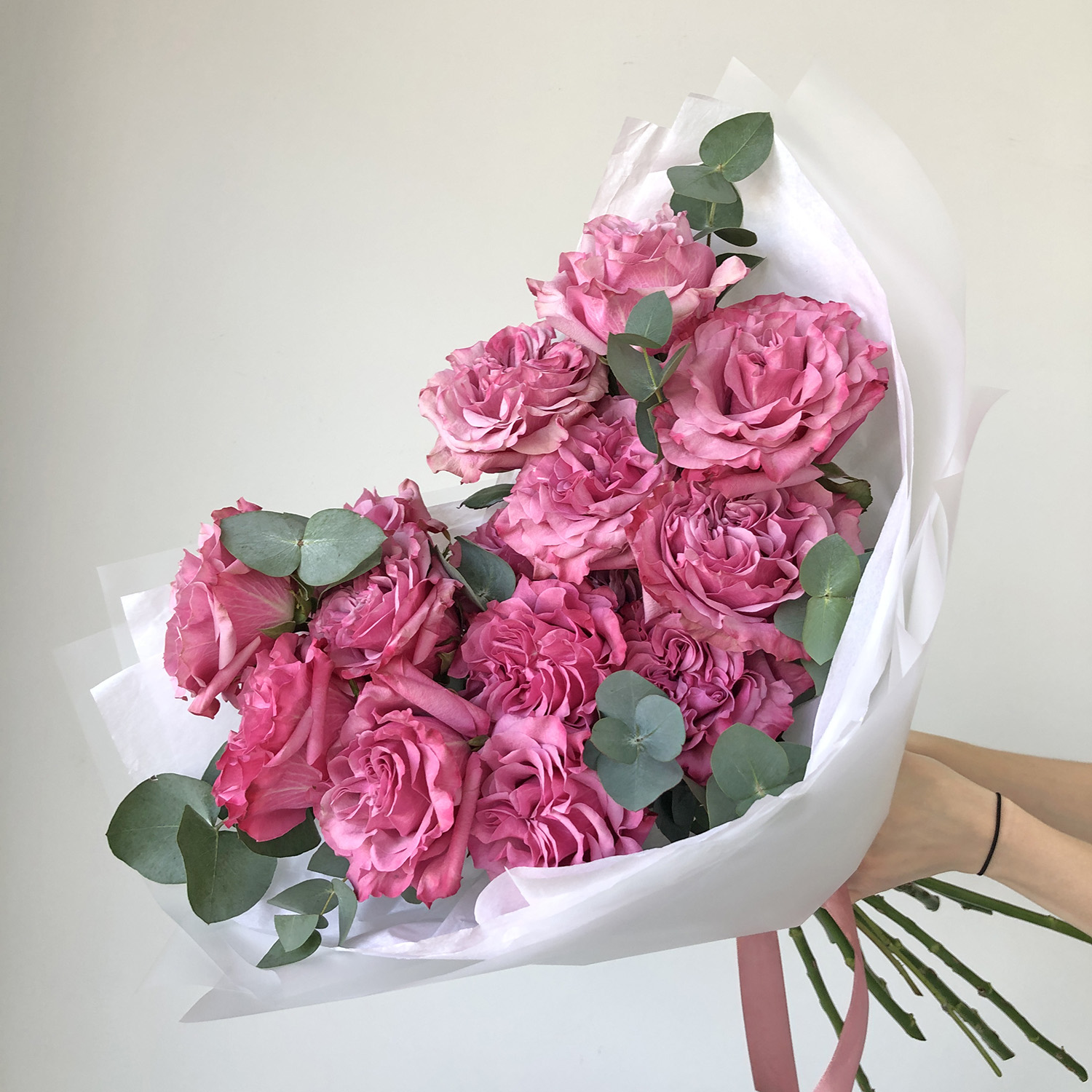 Пионовидные розы Кантри Блюз с эвкалиптом