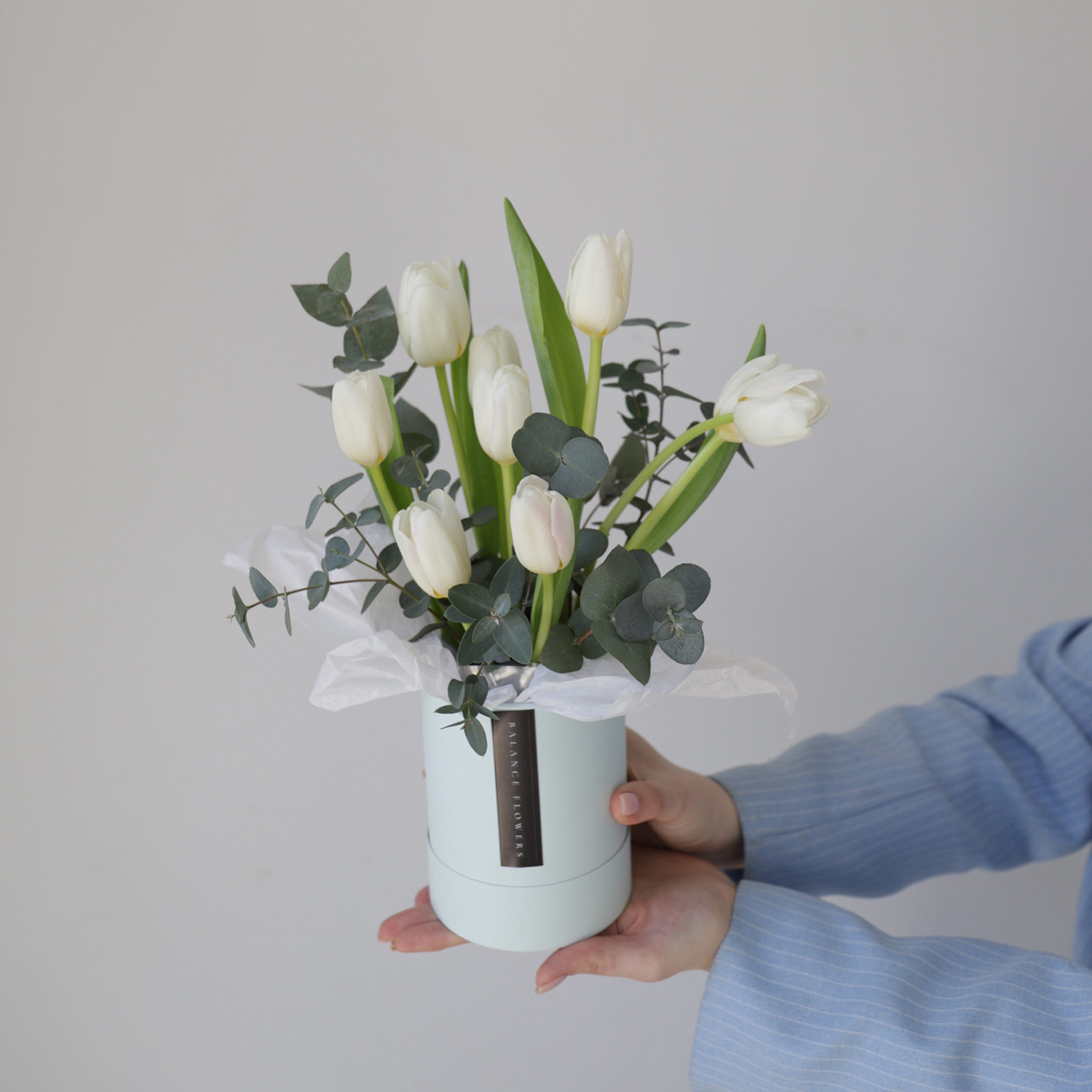 Композиция с белыми тюльпанами