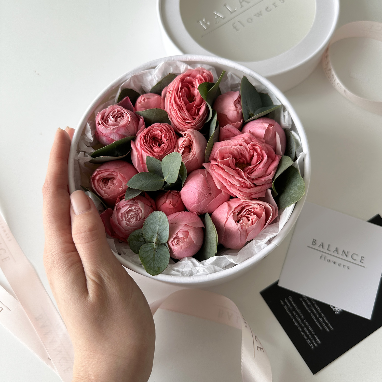 Пионовидные розы в коробке «Нежность с доставкой»