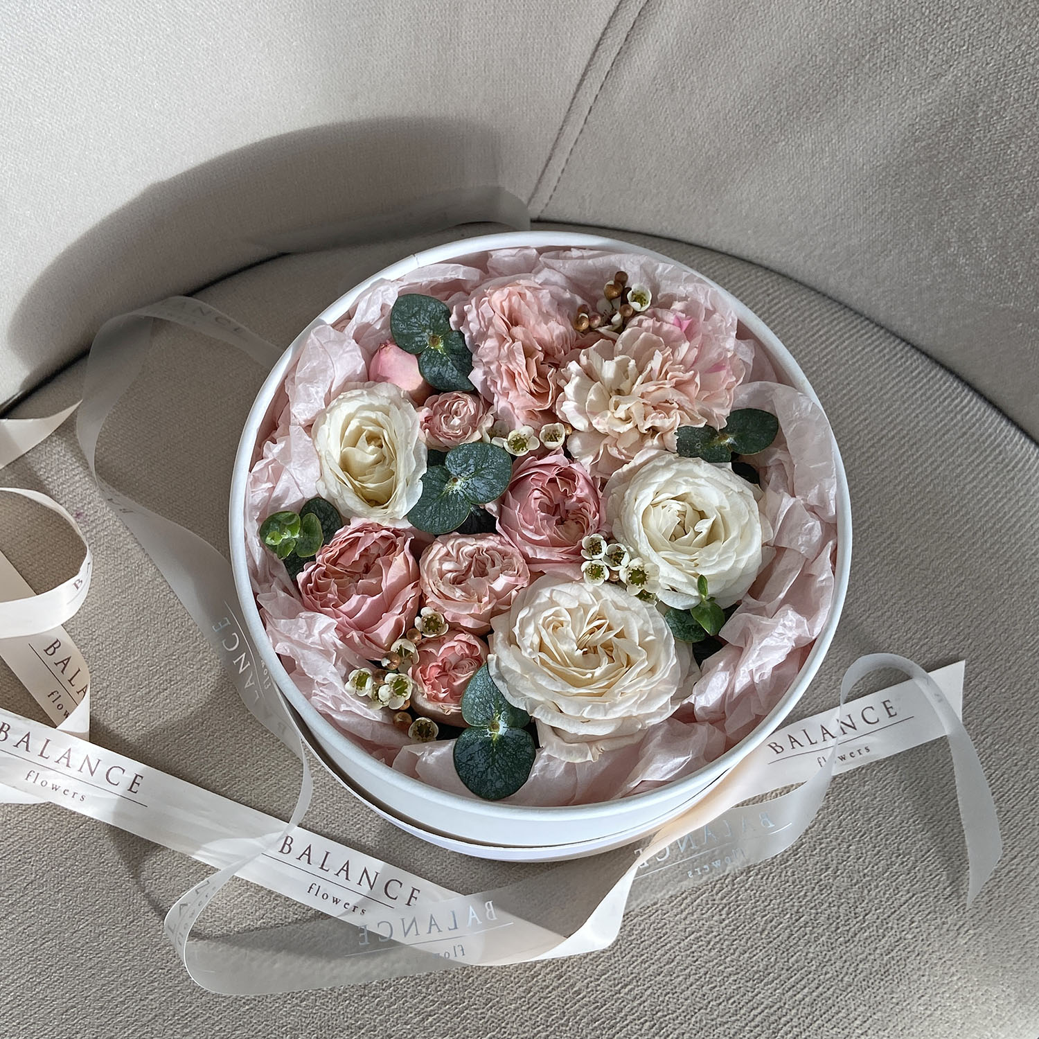 Коробочка с пионовидными розами и эвкалиптом