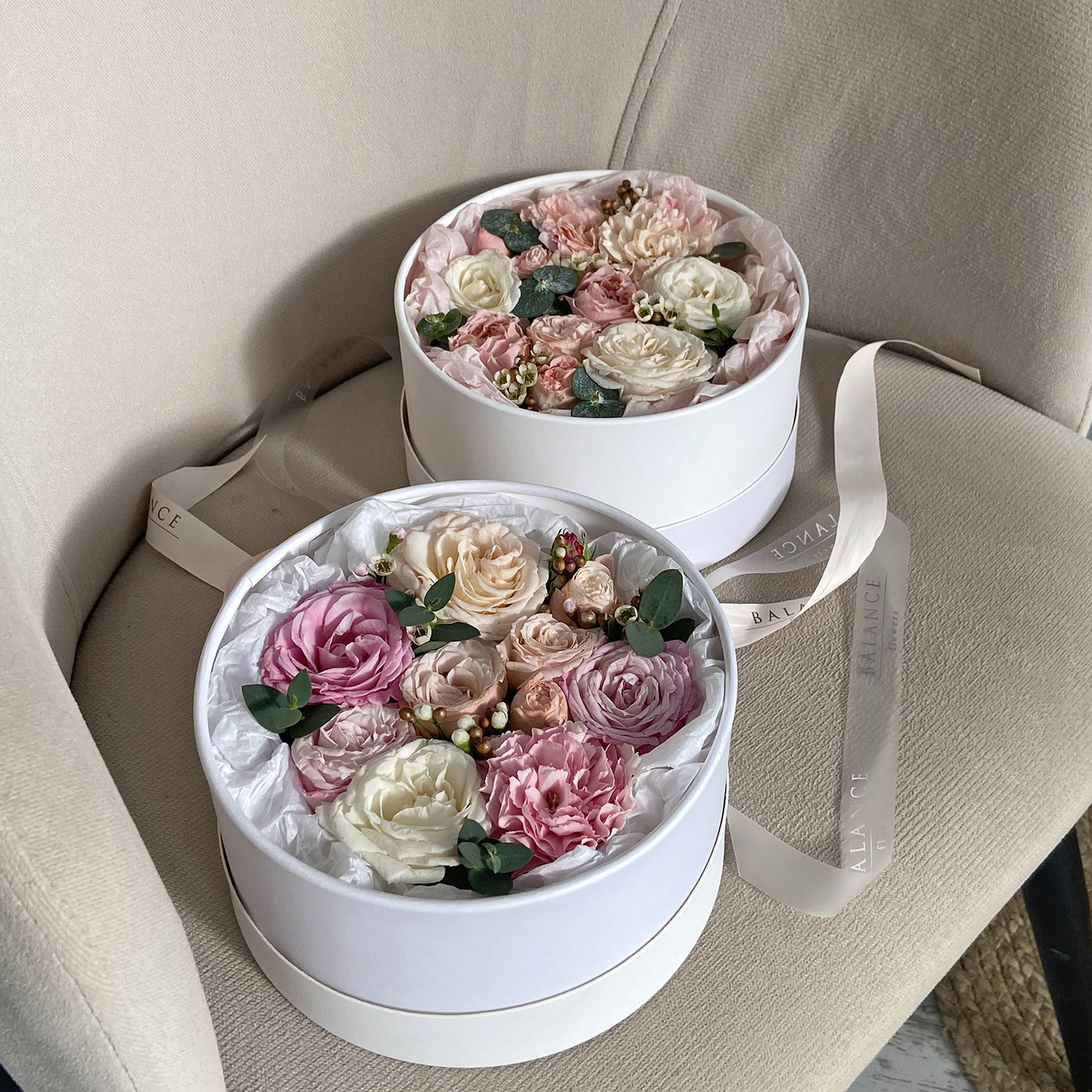 Коробочка с пионовидными розами и эвкалиптом