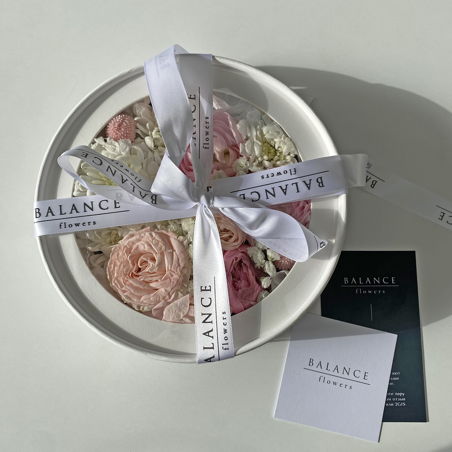 Круглая коробочка с цветами