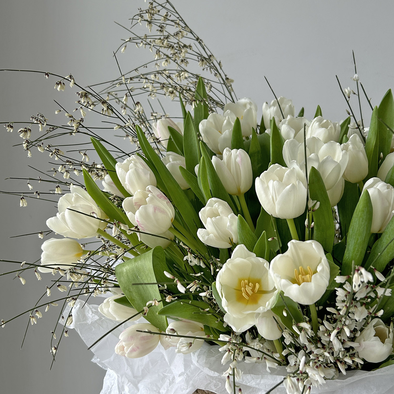 Большая корзина с тюльпанами