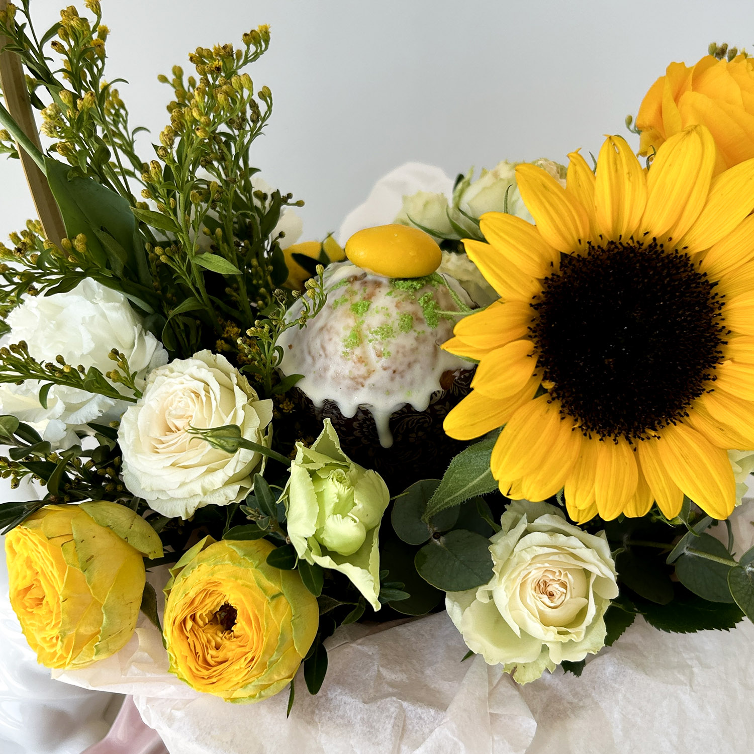 Корзина с пасхальным куличом и подсолнухом