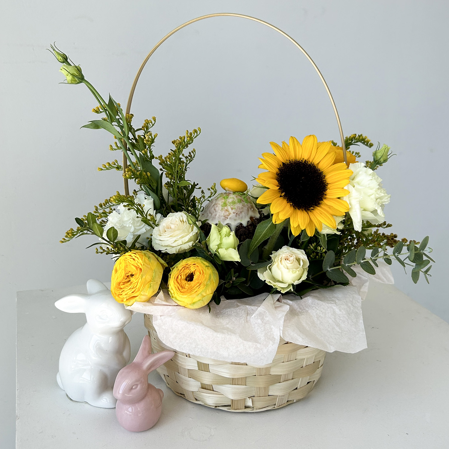 Корзина с пасхальным куличом и подсолнухом