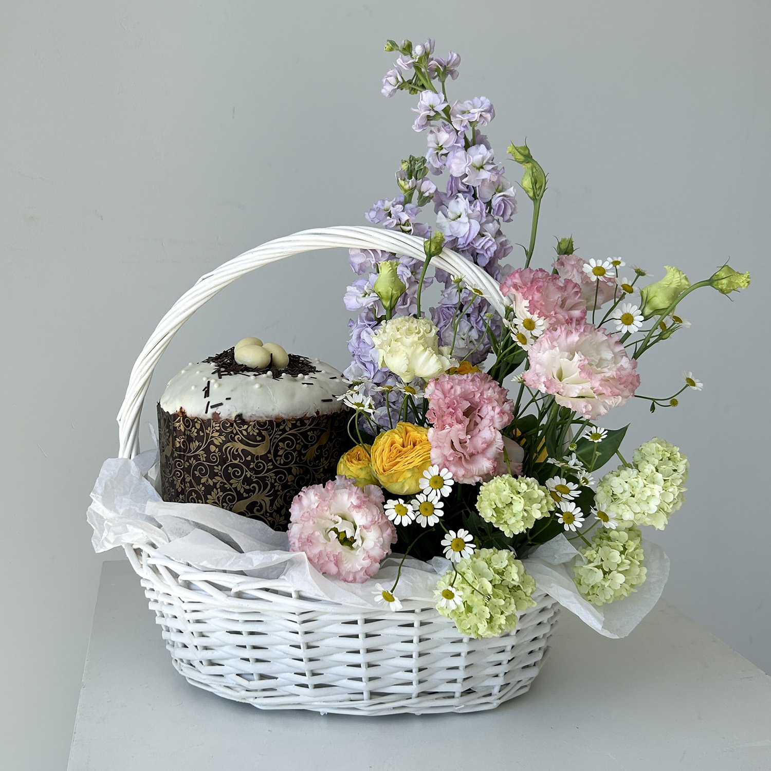 Корзина с пасхальным куличом и маттиолой