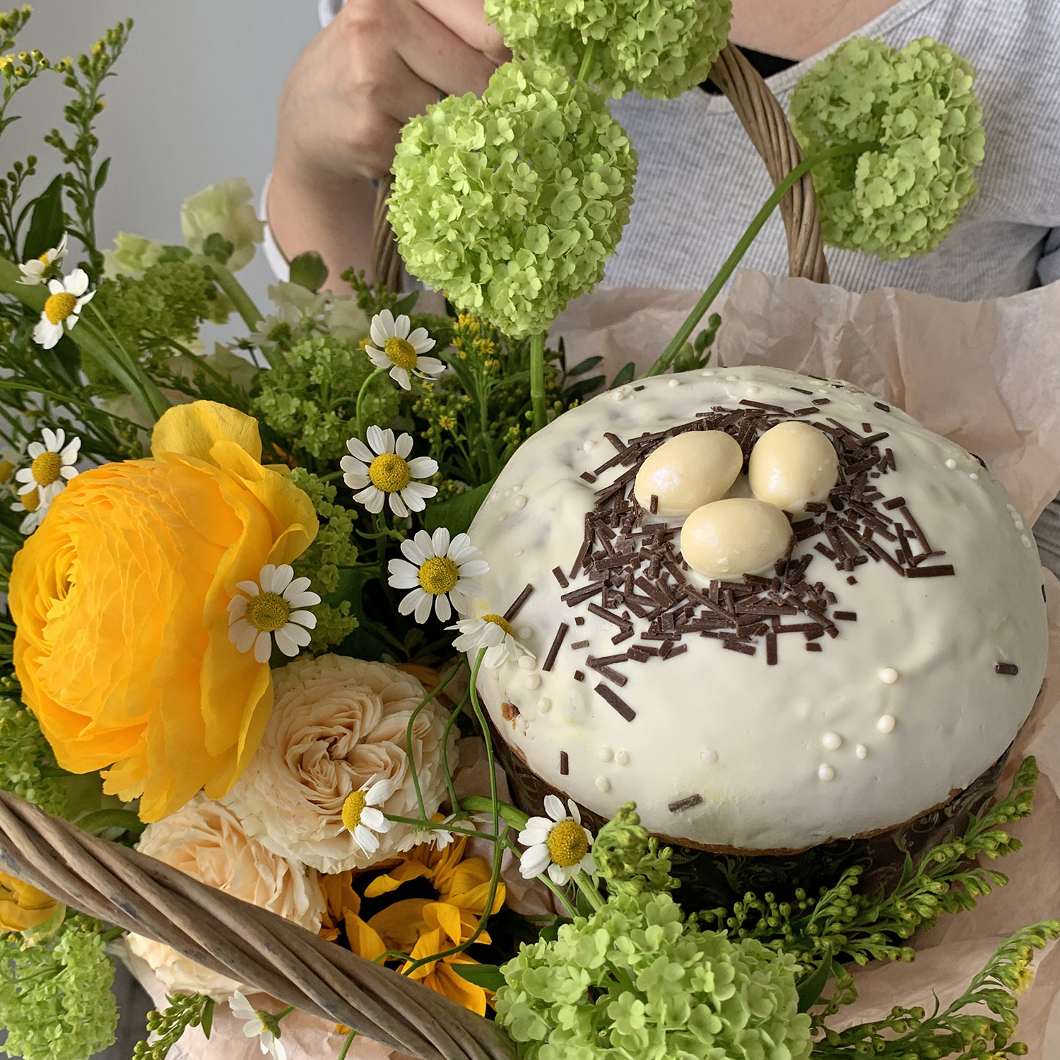 Корзина с пасхальным куличом и ранункулюсом