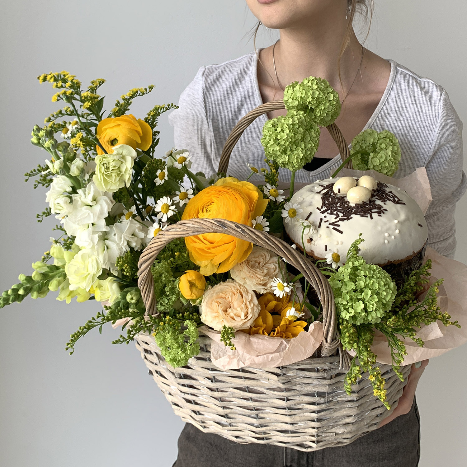 Корзина с пасхальным куличом и ранункулюсом