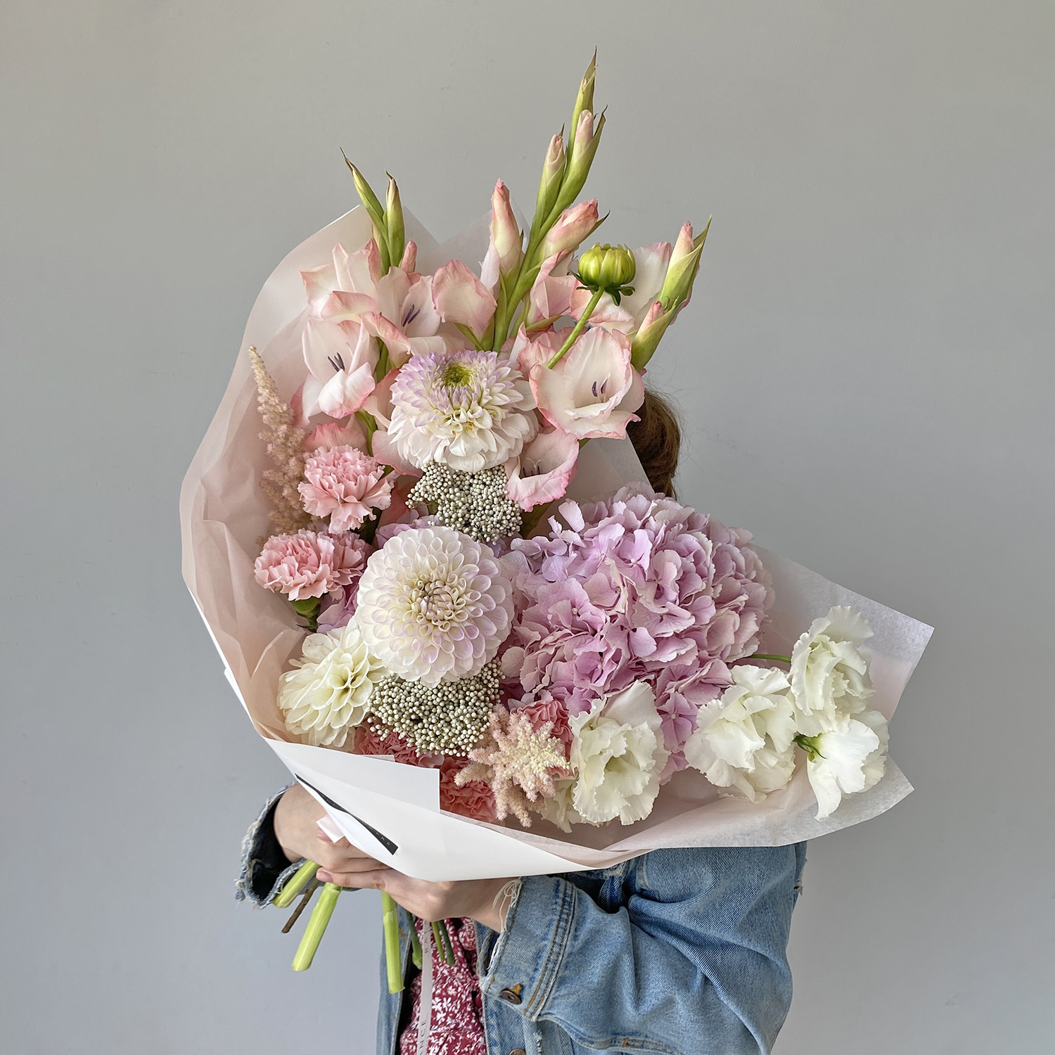 Букет с георгинами "Розовый вечер"