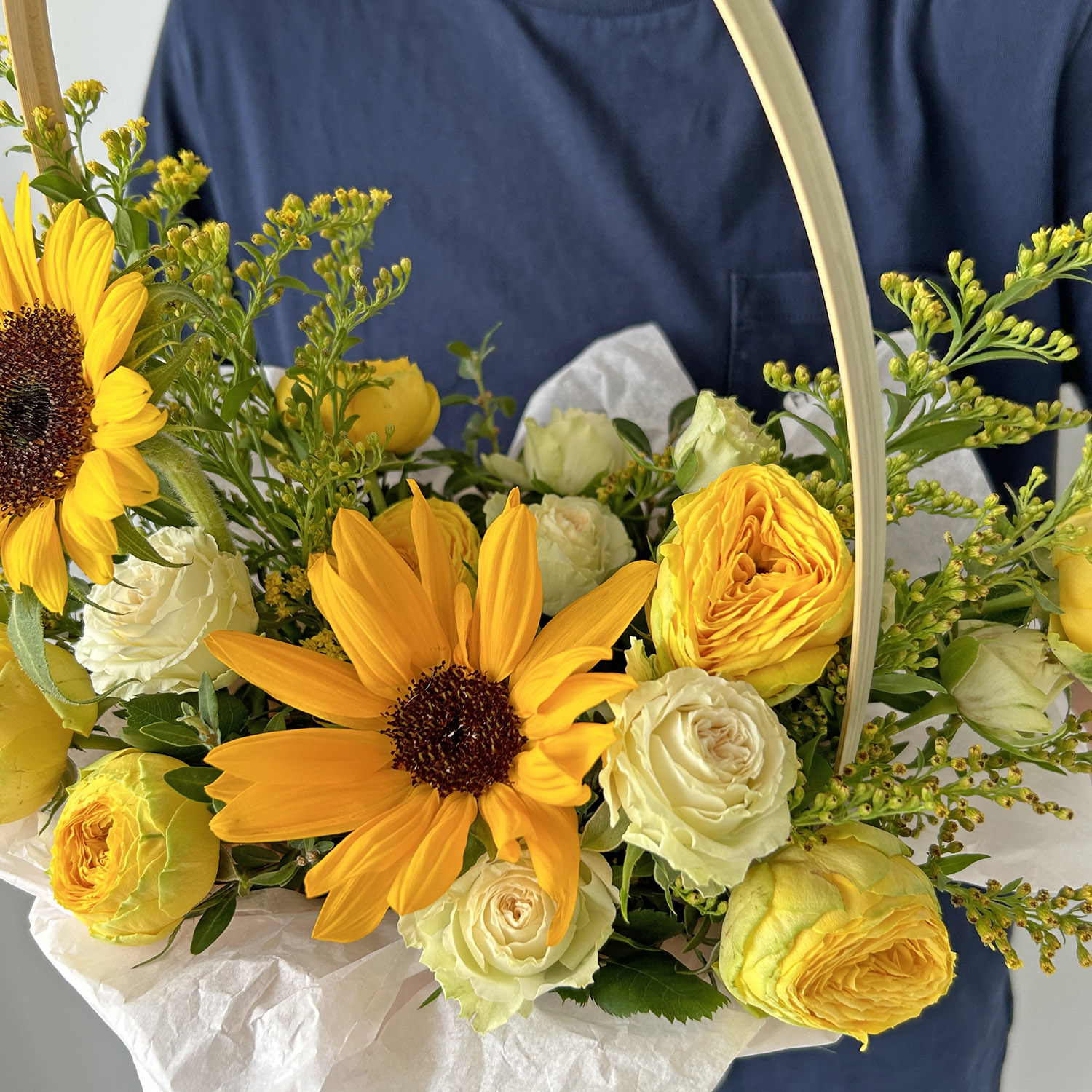 Корзина с подсолнухами "Солнечное настроение"