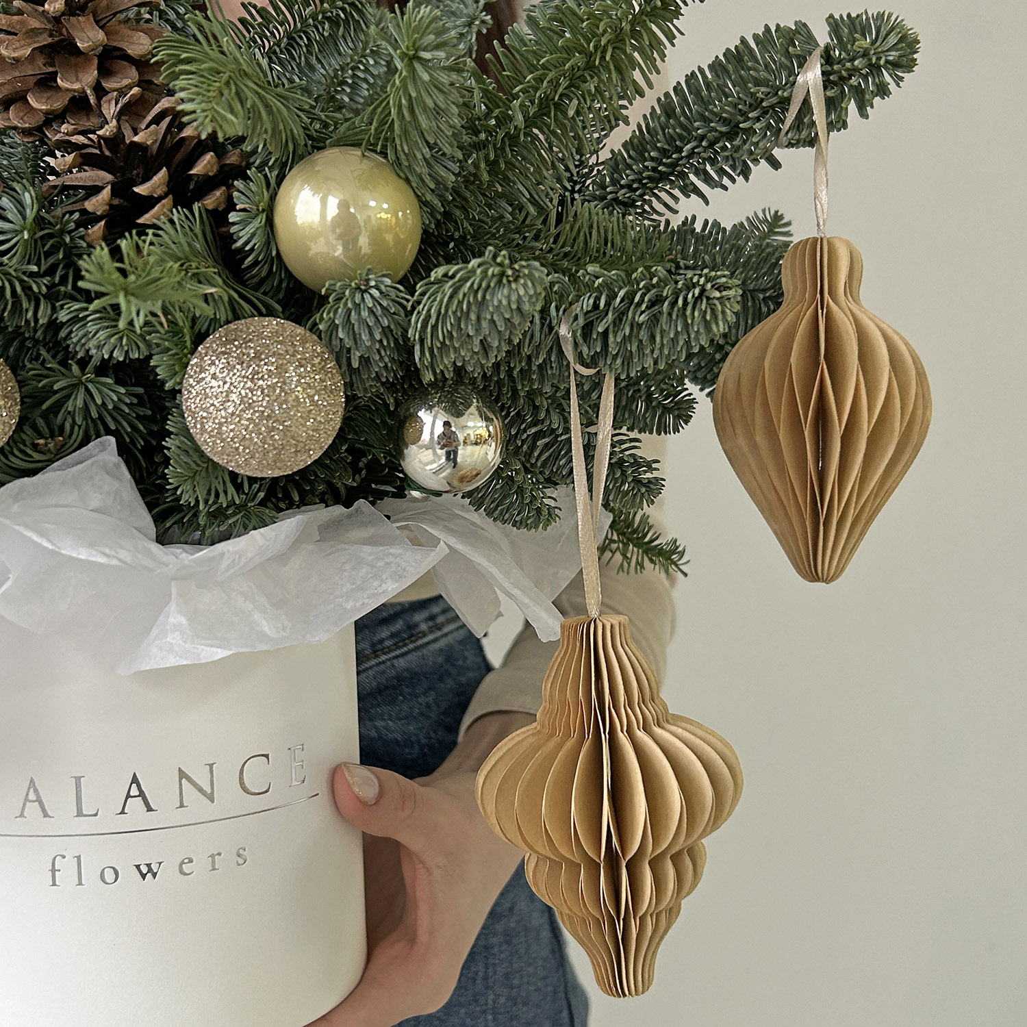 Хвойная композиция с крафт игрушками