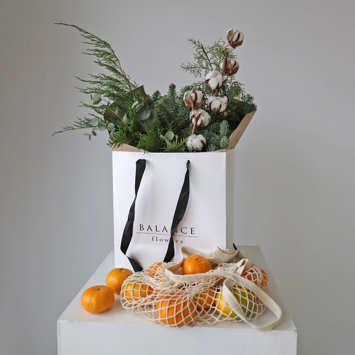 Хвойная охапка с авоськой мандаринов