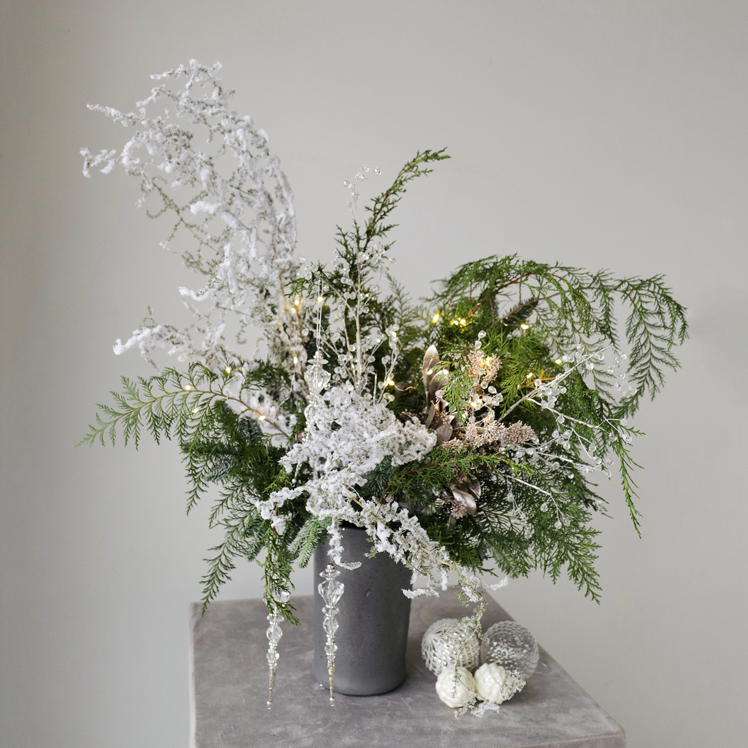 Хвойный букет "Жемчужное сияние"