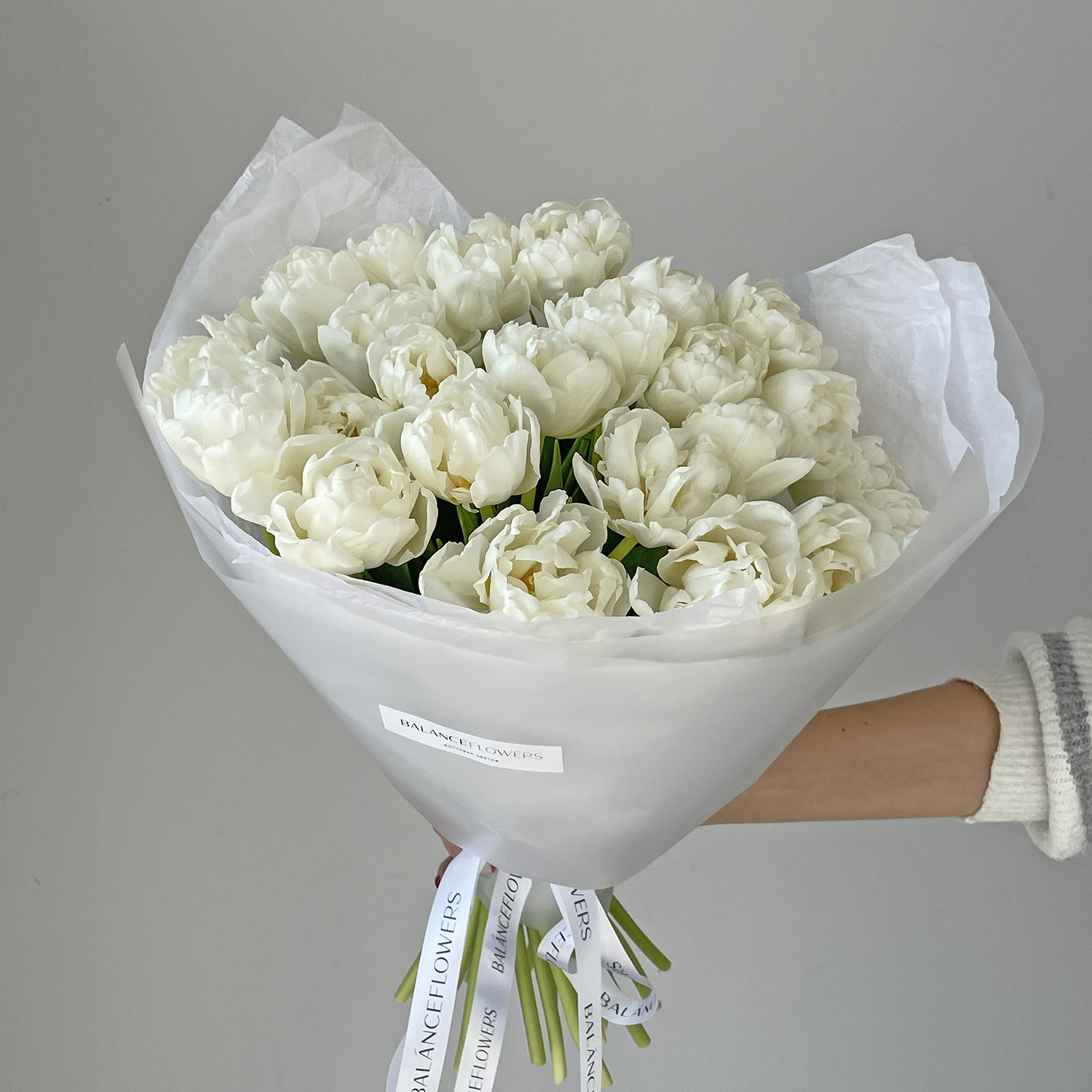 Букет белых пионовидных тюльпанов
