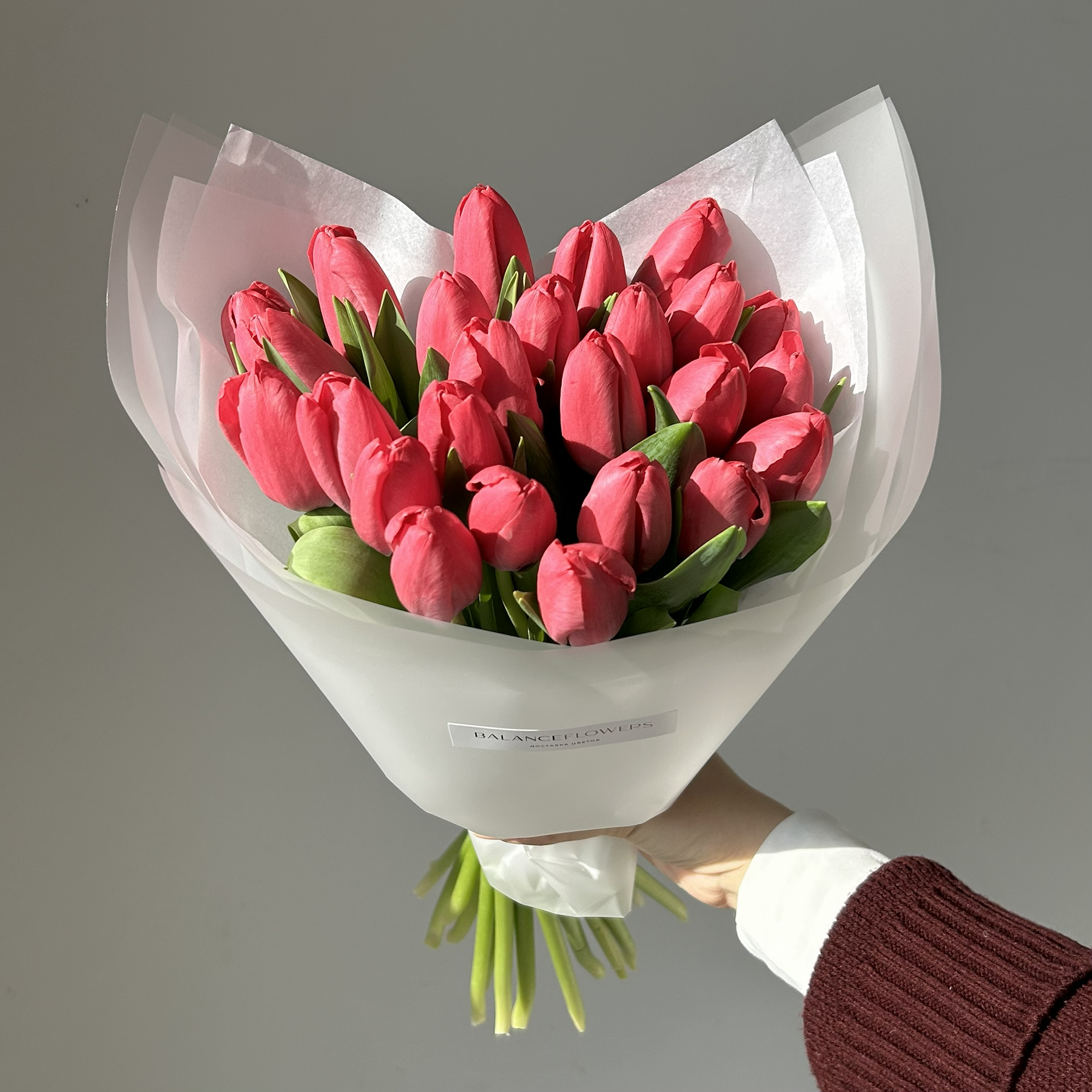 Букет ярких розовых тюльпанов