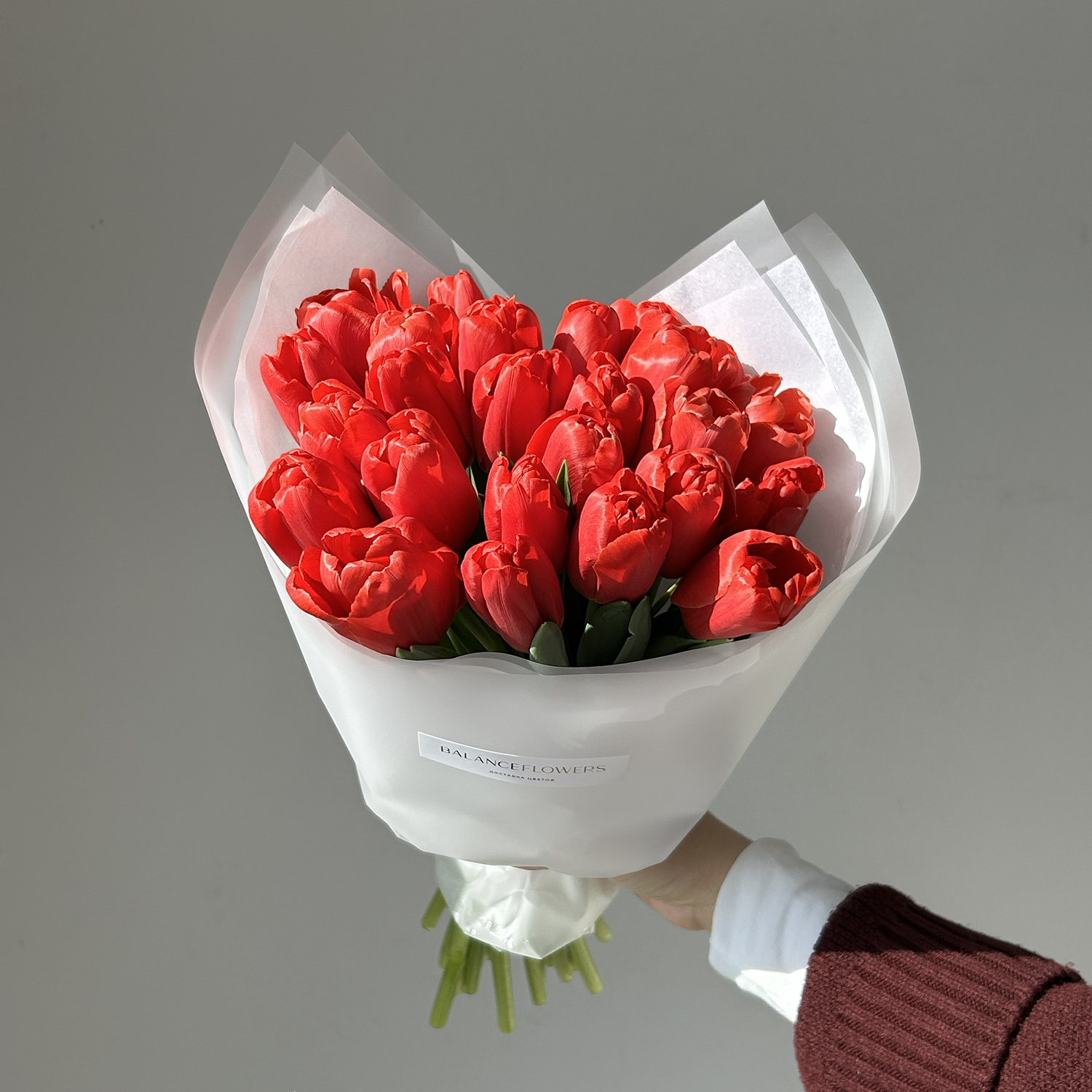 Букет ярких красных тюльпанов