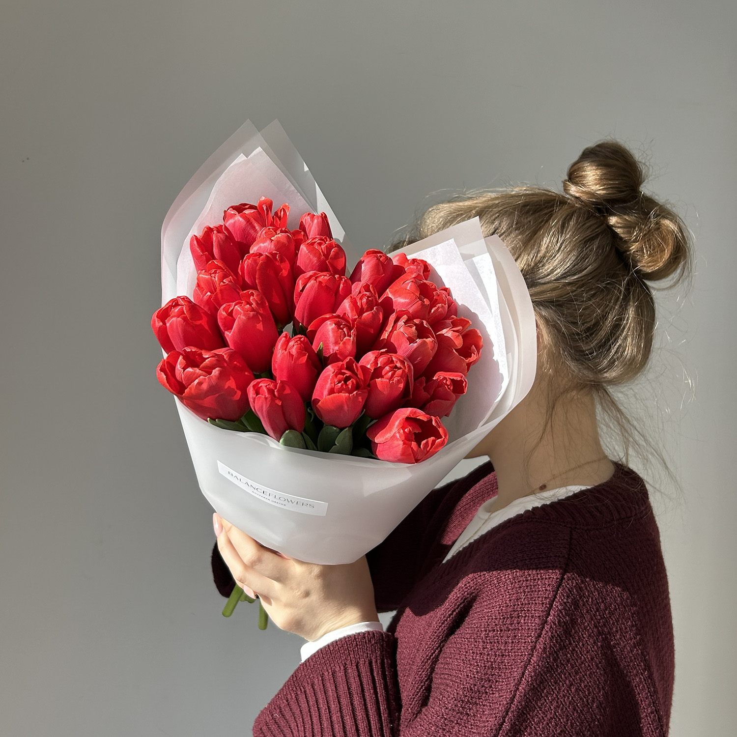 Букет ярких красных тюльпанов