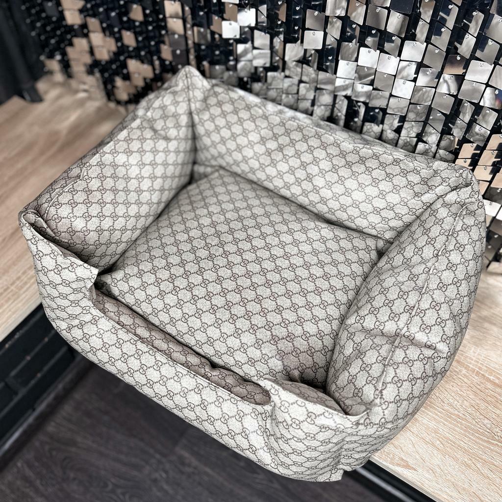 Лежанка с монограммой бежевая