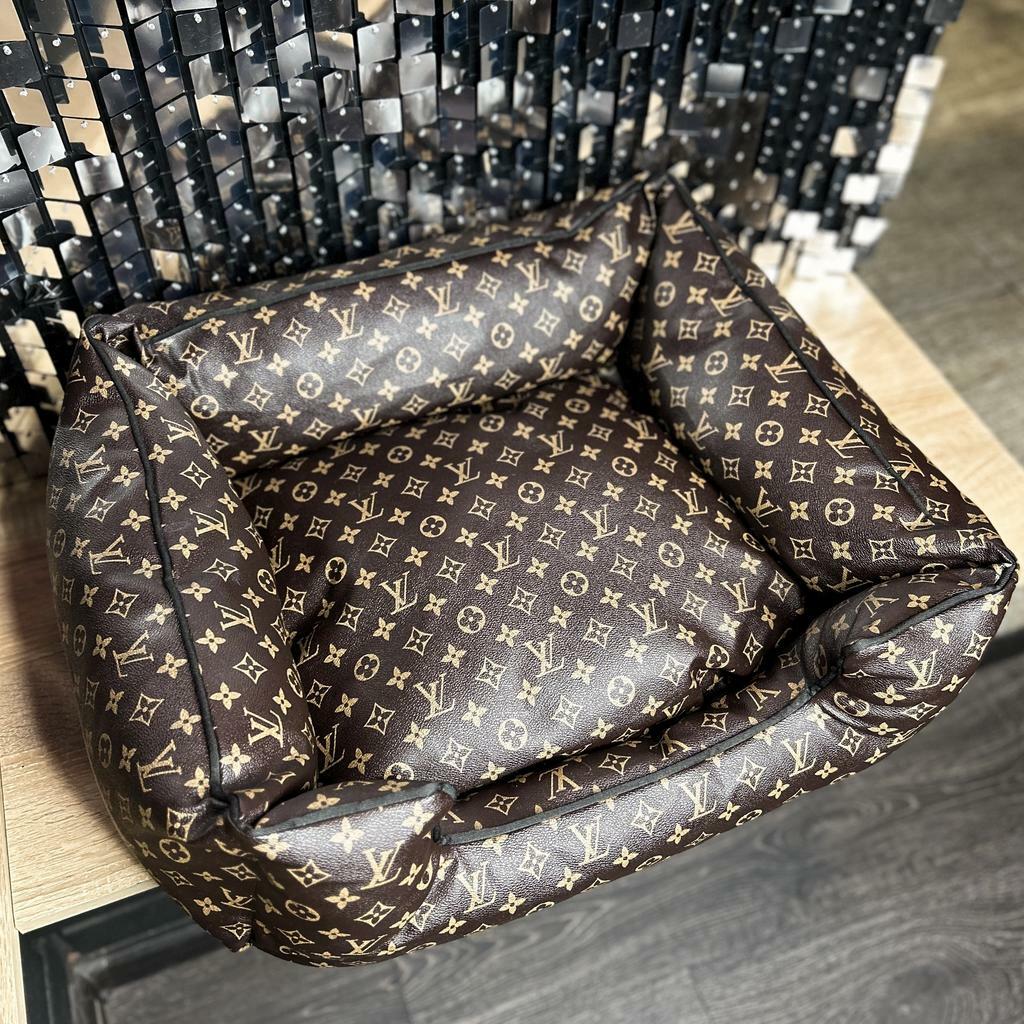 Лежанка с монограммой коричневая