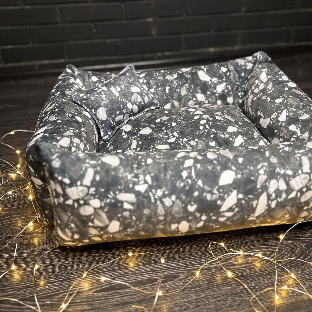 Лежанка с принтом под камень