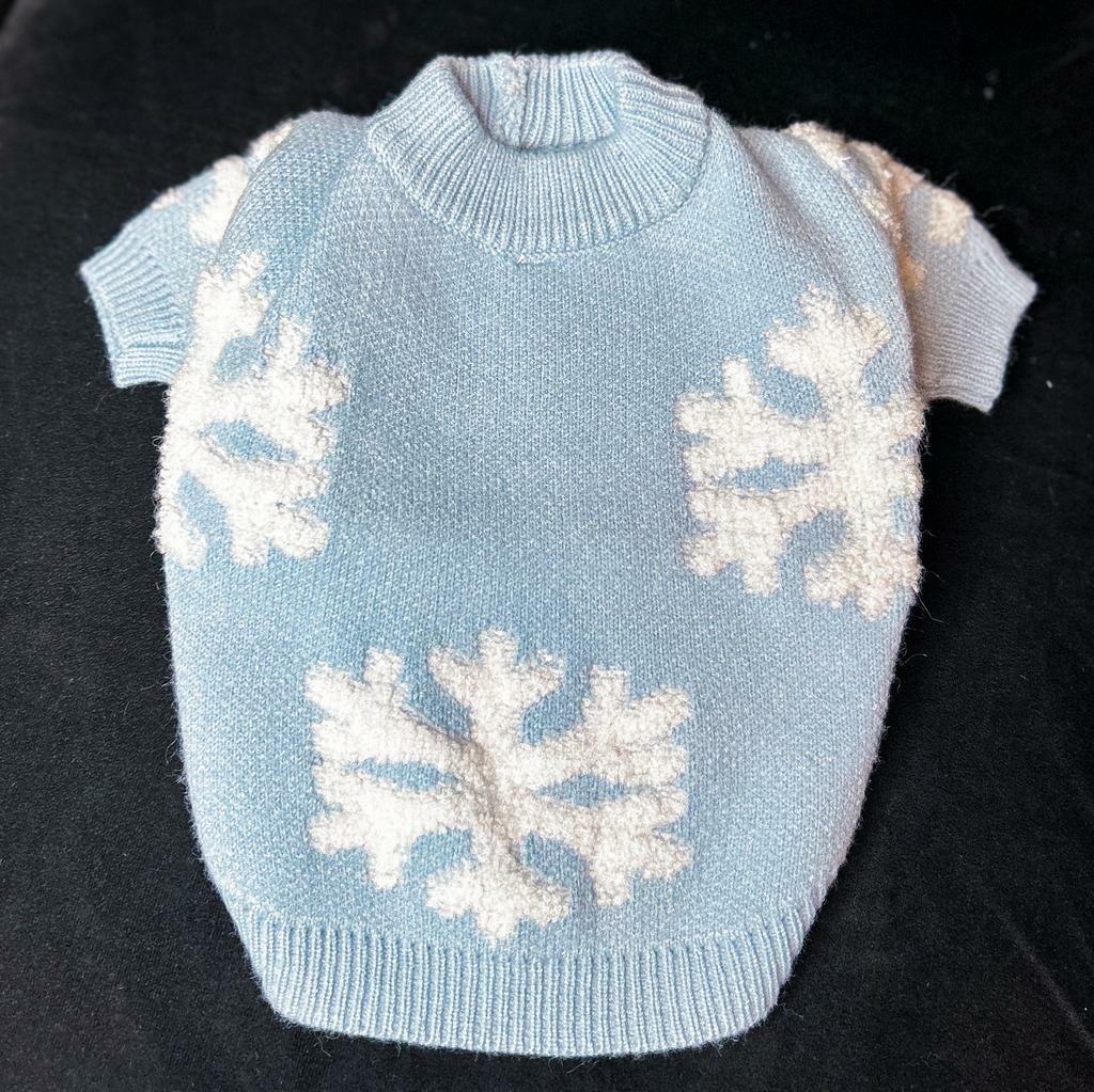 Свитер голубой со снежинками