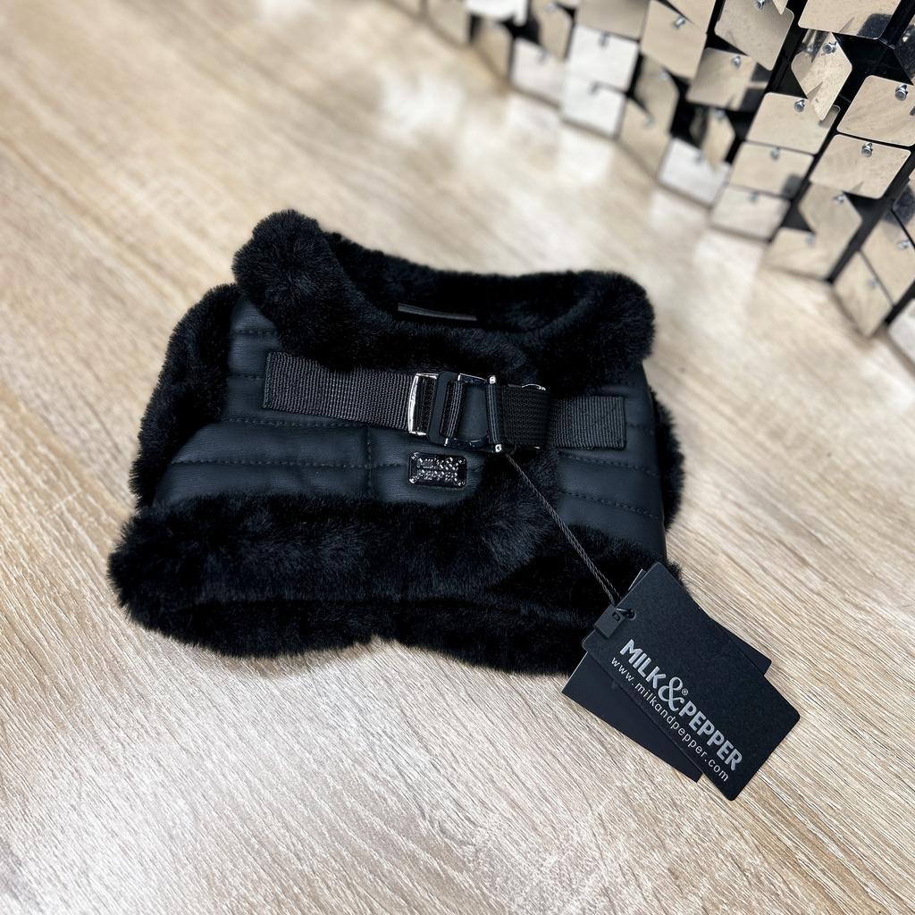 Шлейка черная с мехом