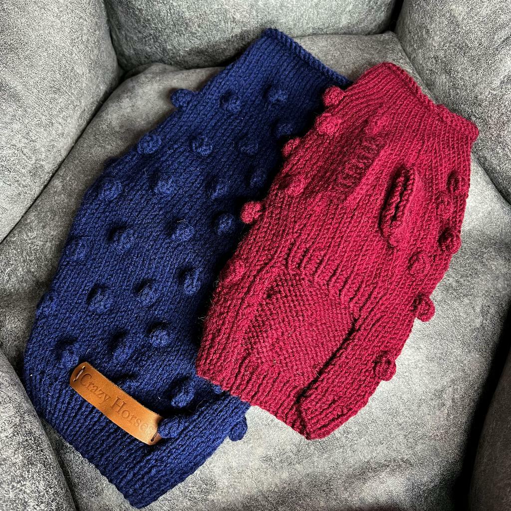 Свитер с помпонами