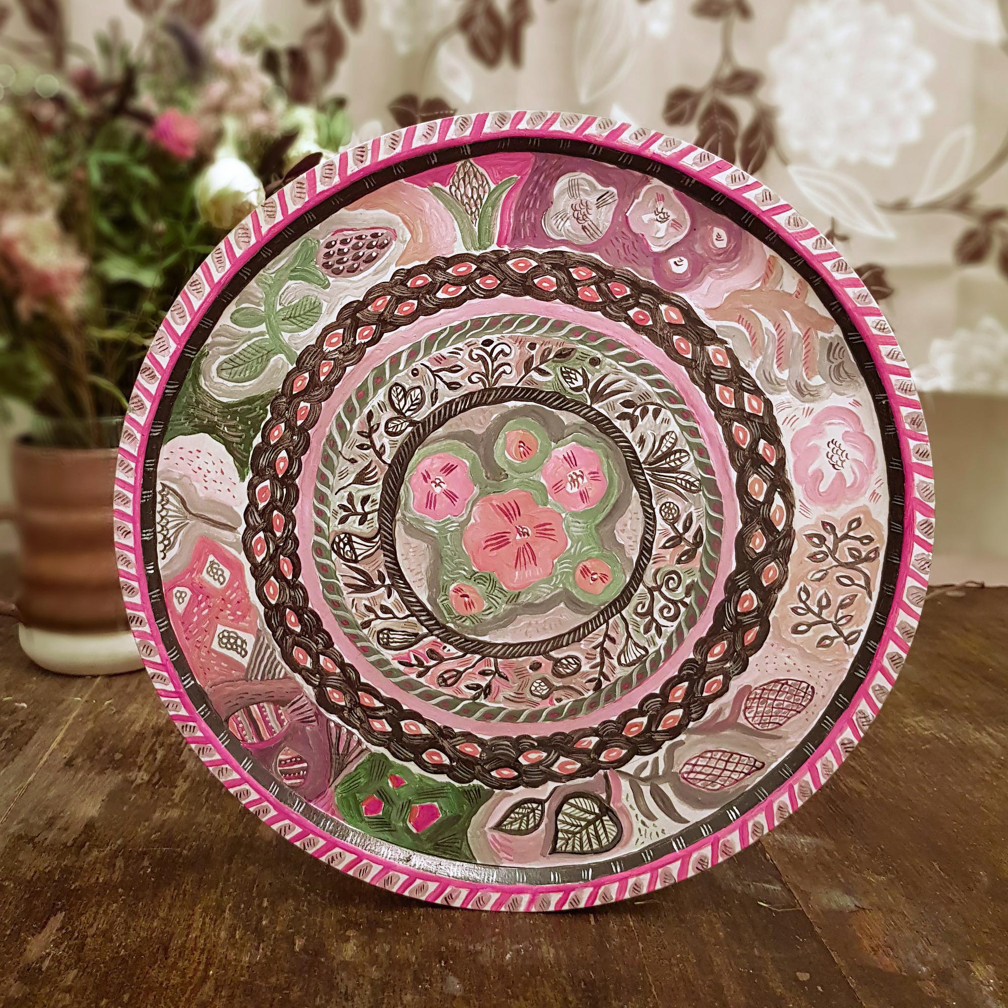 Декоративная тарелка с ручной росписью