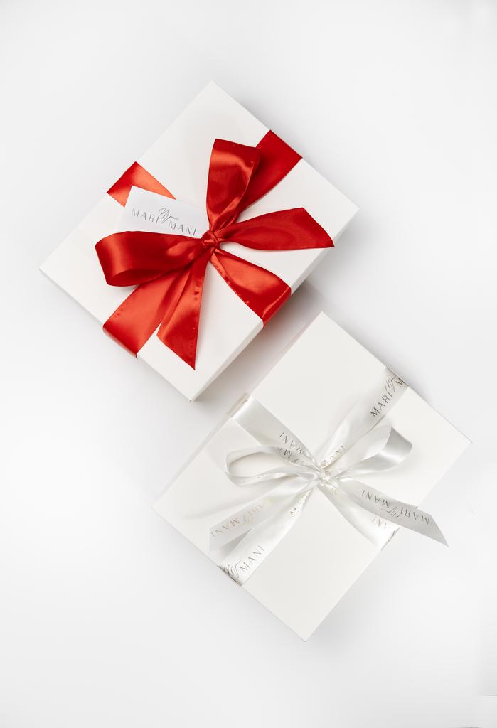 Подарочная упаковка с лепестками роз