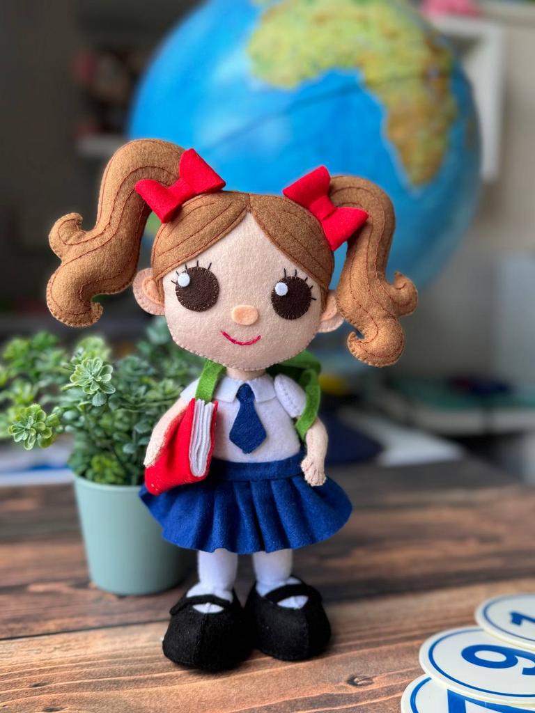 Выкройка + описание  «Девочка школьница»