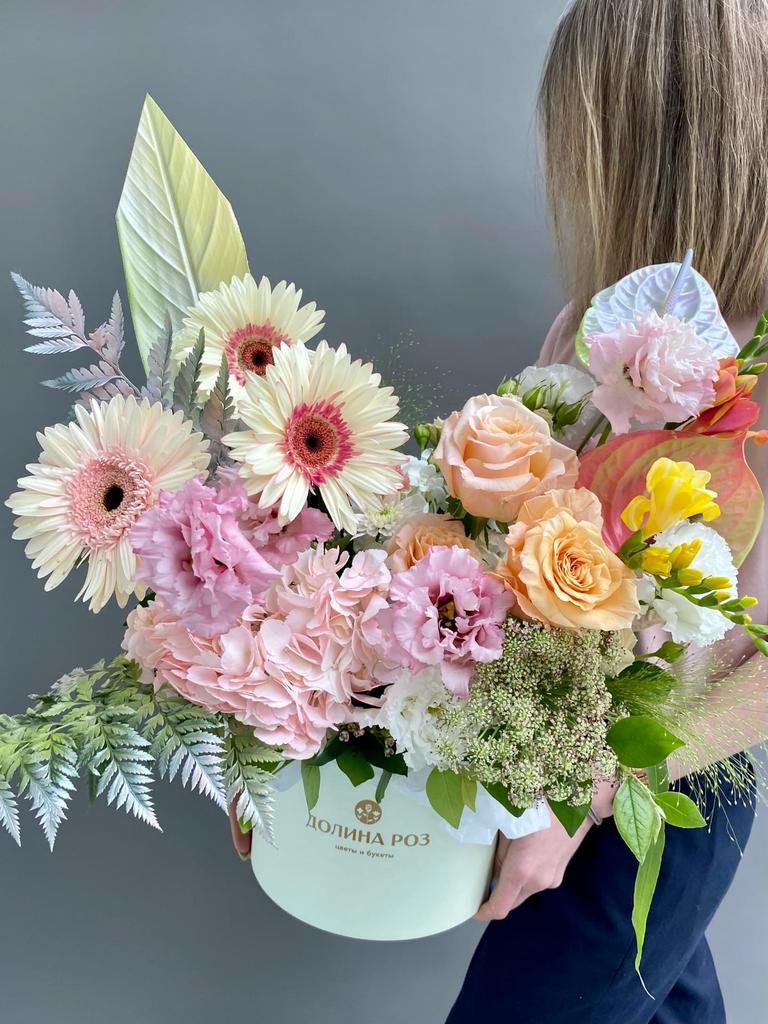 КОРОБКА С ГИДРАНГИЕЙ И ГЕРБЕРАМИ