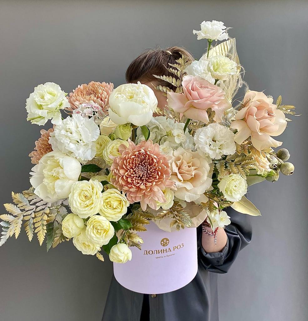 КОРОБКА С ХРИЗАНТЕМОЙ И ПИОНОМ