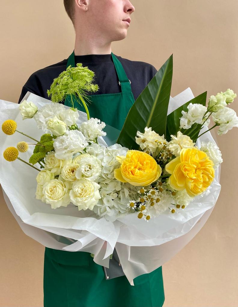 СБОРНЫЙ БУКЕТ С ПИОНОВИДНЫМИ РОЗАМИ И ЛИСТЬЯМИ СТРЕЛИЦИИ