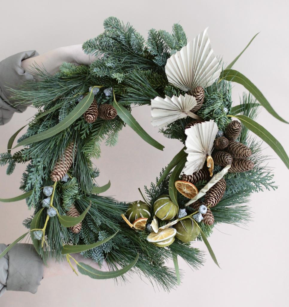 НОВОГОДНИЙ ВЕНОК ИЗ ЖИВОЙ ХВОИ С НАТУРАЛЬНЫМ ДЕКОРОМ