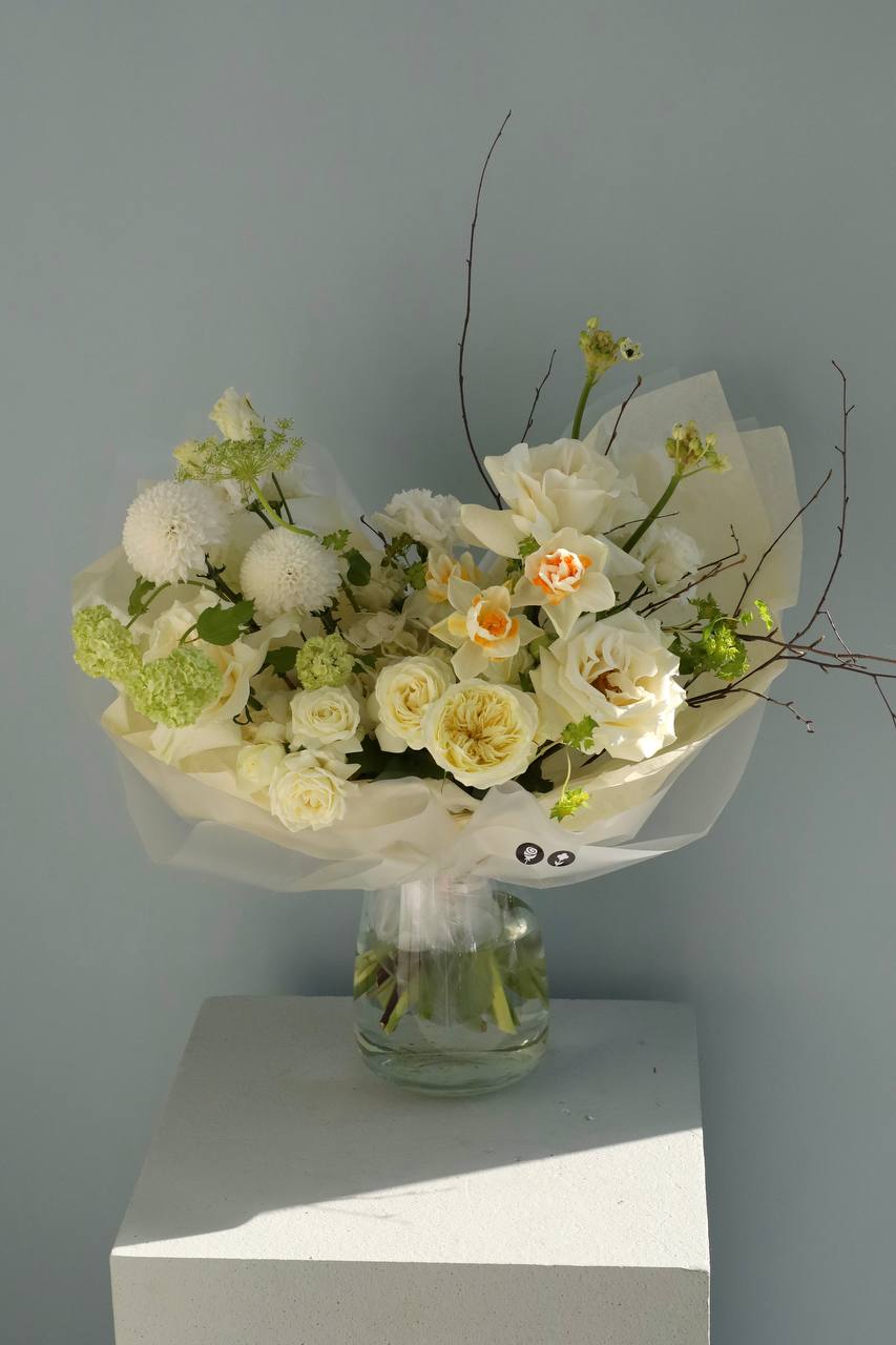 СБОРНЫЙ БУКЕТ С РОЗОЙ И НАРЦИССАМИ