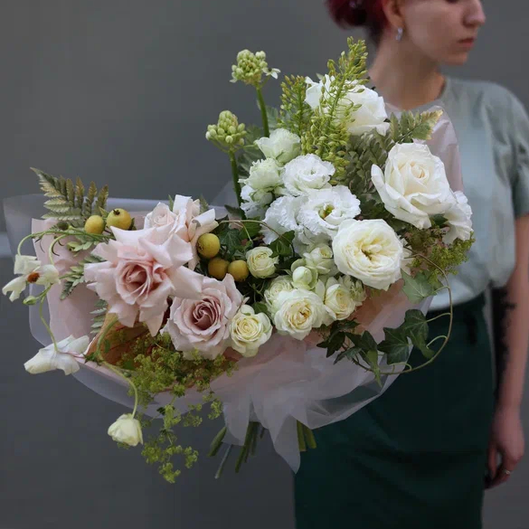 СБОРНЫЙ БУКЕТ С РОЗАМИ ЭУСТОМОЙ И ЯБЛОНЕЙ
