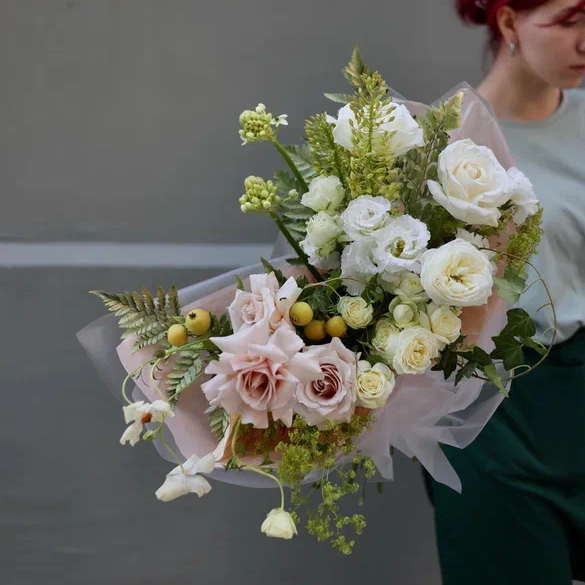 СБОРНЫЙ БУКЕТ С РОЗАМИ ЭУСТОМОЙ И ЯБЛОНЕЙ