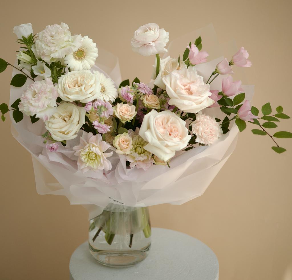 БУКЕТ СБОРНЫЙ РАСКИДИСТЫЙ В МОНОХРОМНОЙ ГАММЕ