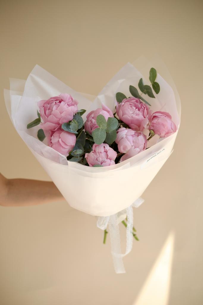 БУКЕТ ИЗ ПИОНОВ С ЭВКАЛИПТОМ